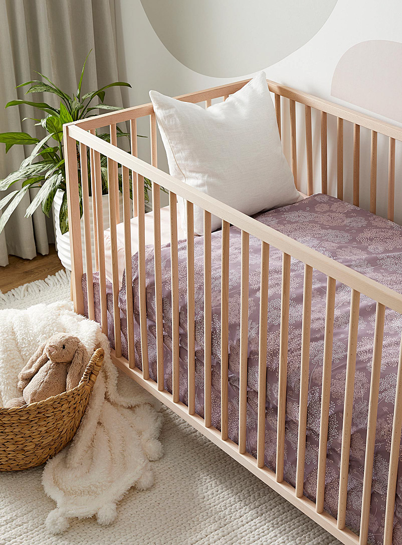 Perlimpinpin: L'ensemble de lit pour bébé 4 pièces Couette, housse de couette, drap contour et jupe de lit Lilas