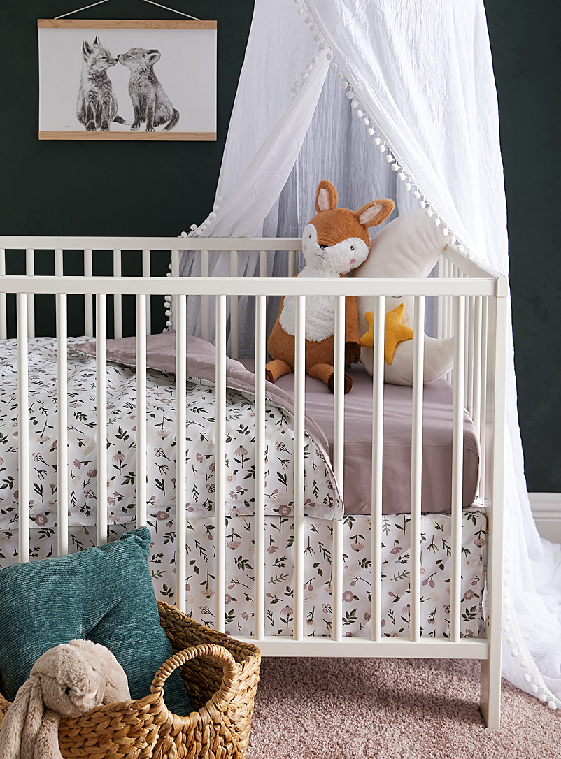 Perlimpinpin: L'ensemble de lit pour bébé 4 pièces Couette, housse de couette, drap contour et jupe de lit Rose assorti