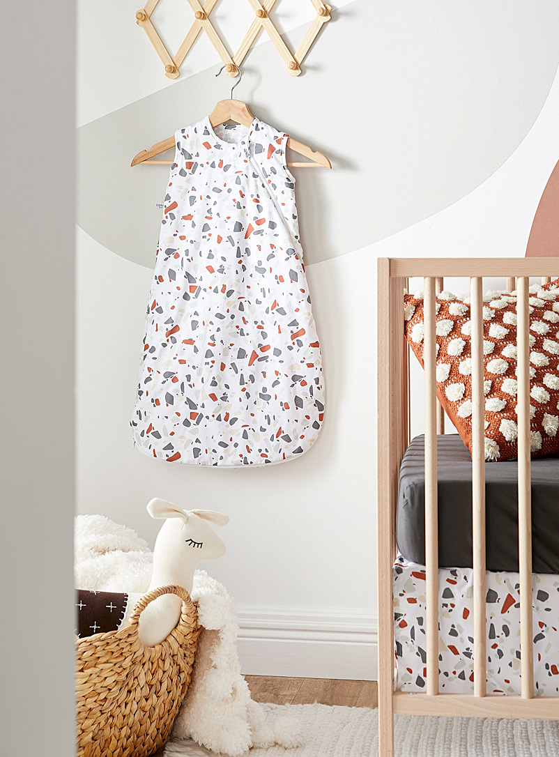 Perlimpinpin: L'ensemble de lit pour bébé 3 pièces Sac de nuit, drap contour et jupe de lit Brun assorti