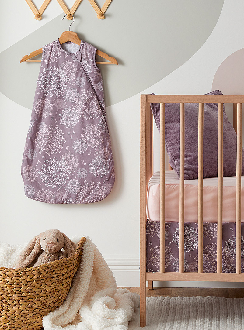 Perlimpinpin: L'ensemble de lit pour bébé 3 pièces Sac de nuit, drap contour et jupe de lit Lilas