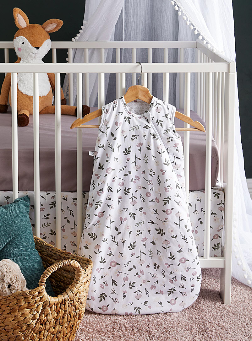 Perlimpinpin: L'ensemble de lit pour bébé 3 pièces Sac de nuit, drap contour et jupe de lit Rose assorti