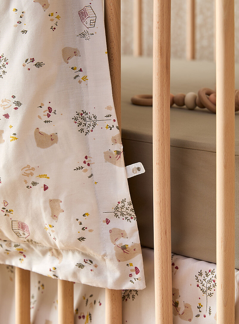 Perlimpinpin: L'ensemble de lit pour b&eacute;b&eacute; 4 pi&egrave;ces Couette, housse de couette, drap contour et jupe de lit Oie
