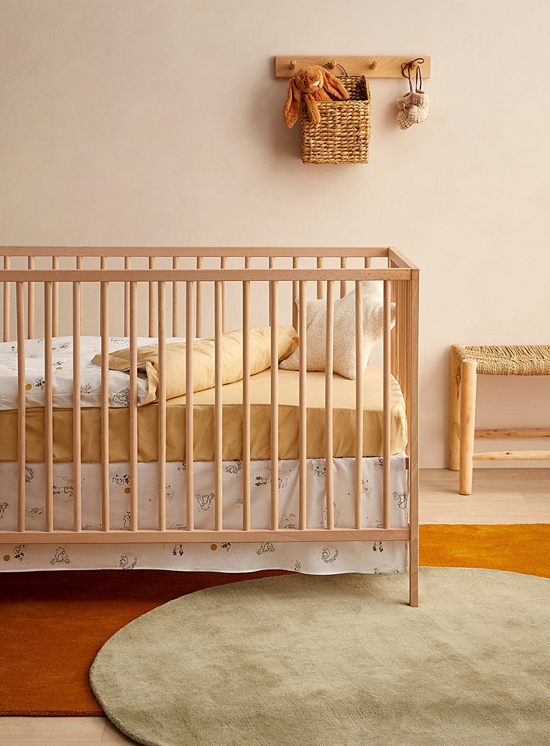Perlimpinpin: L'ensemble de lit pour bébé 4 pièces Couette, housse de couette, drap contour et jupe de lit Taupe