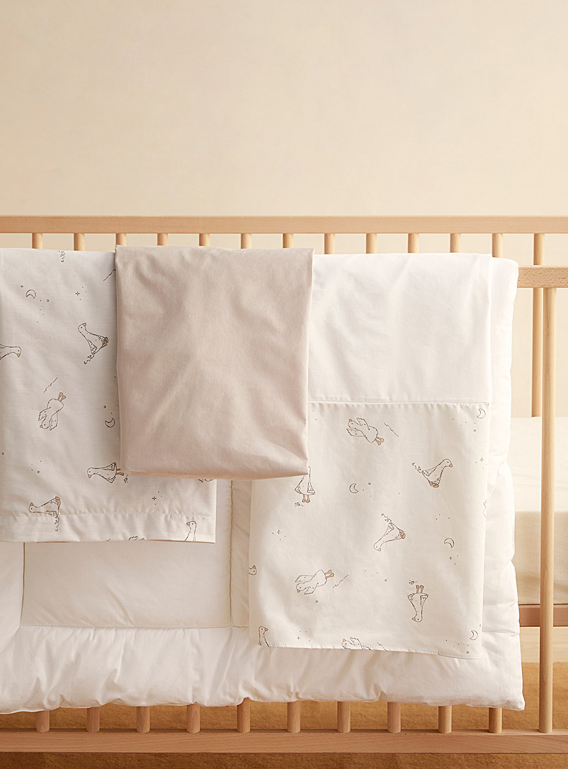 Perlimpinpin: L'ensemble de lit pour b&eacute;b&eacute; 4 pi&egrave;ces Couette, housse de couette, drap contour et jupe de lit Oie