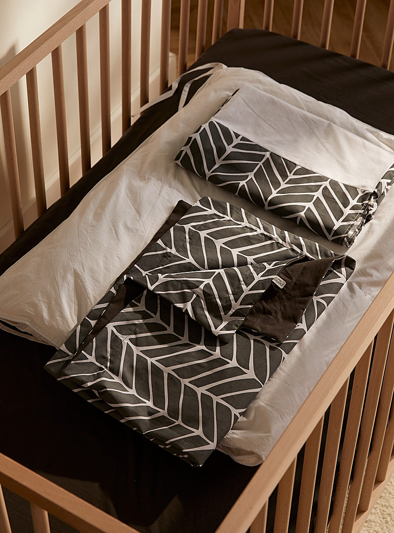 Perlimpinpin: L'ensemble de lit pour b&eacute;b&eacute; 4 pi&egrave;ces Couette, housse de couette, drap contour et jupe de lit Oie