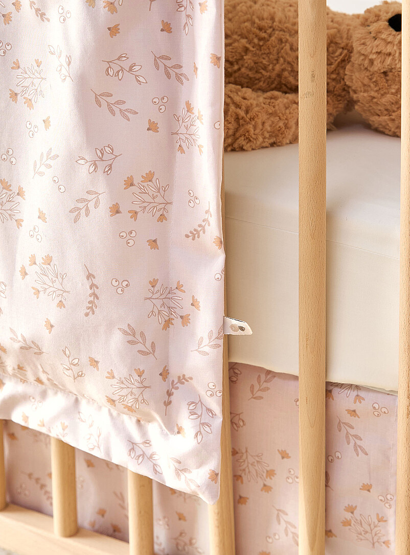 Perlimpinpin: L'ensemble de lit pour b&eacute;b&eacute; 4 pi&egrave;ces Couette, housse de couette, drap contour et jupe de lit Oie