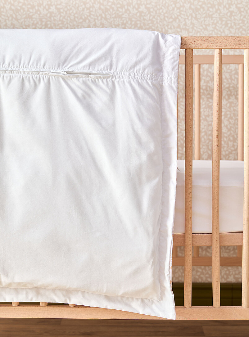 Perlimpinpin: L'ensemble de lit pour b&eacute;b&eacute; 4 pi&egrave;ces Couette, housse de couette, drap contour et jupe de lit Oie