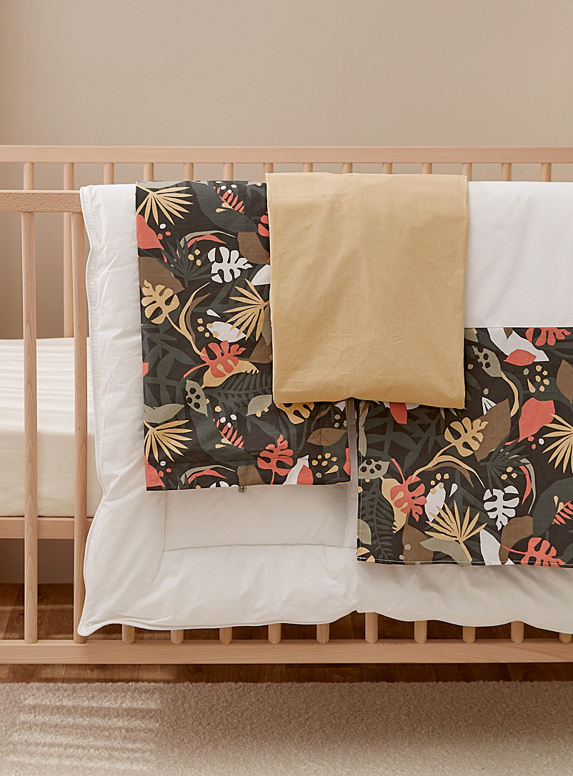 Perlimpinpin: L'ensemble de lit pour b&eacute;b&eacute; 4 pi&egrave;ces Couette, housse de couette, drap contour et jupe de lit Oie