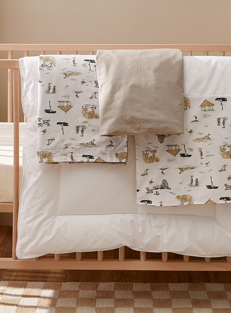 Perlimpinpin: L'ensemble de lit pour b&eacute;b&eacute; 4 pi&egrave;ces Couette, housse de couette, drap contour et jupe de lit Oie