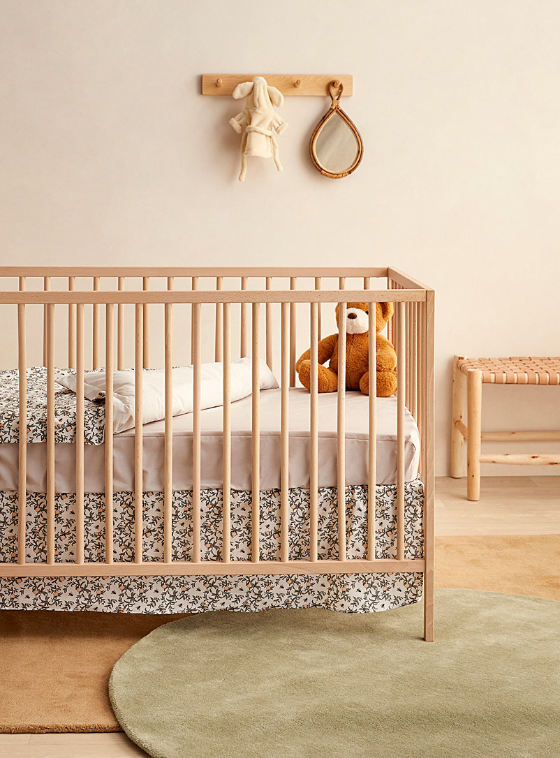 Perlimpinpin: L'ensemble de lit pour bébé petites abeilles Couette, housse de couette, drap contour et jupe de lit Aubergine - Prune