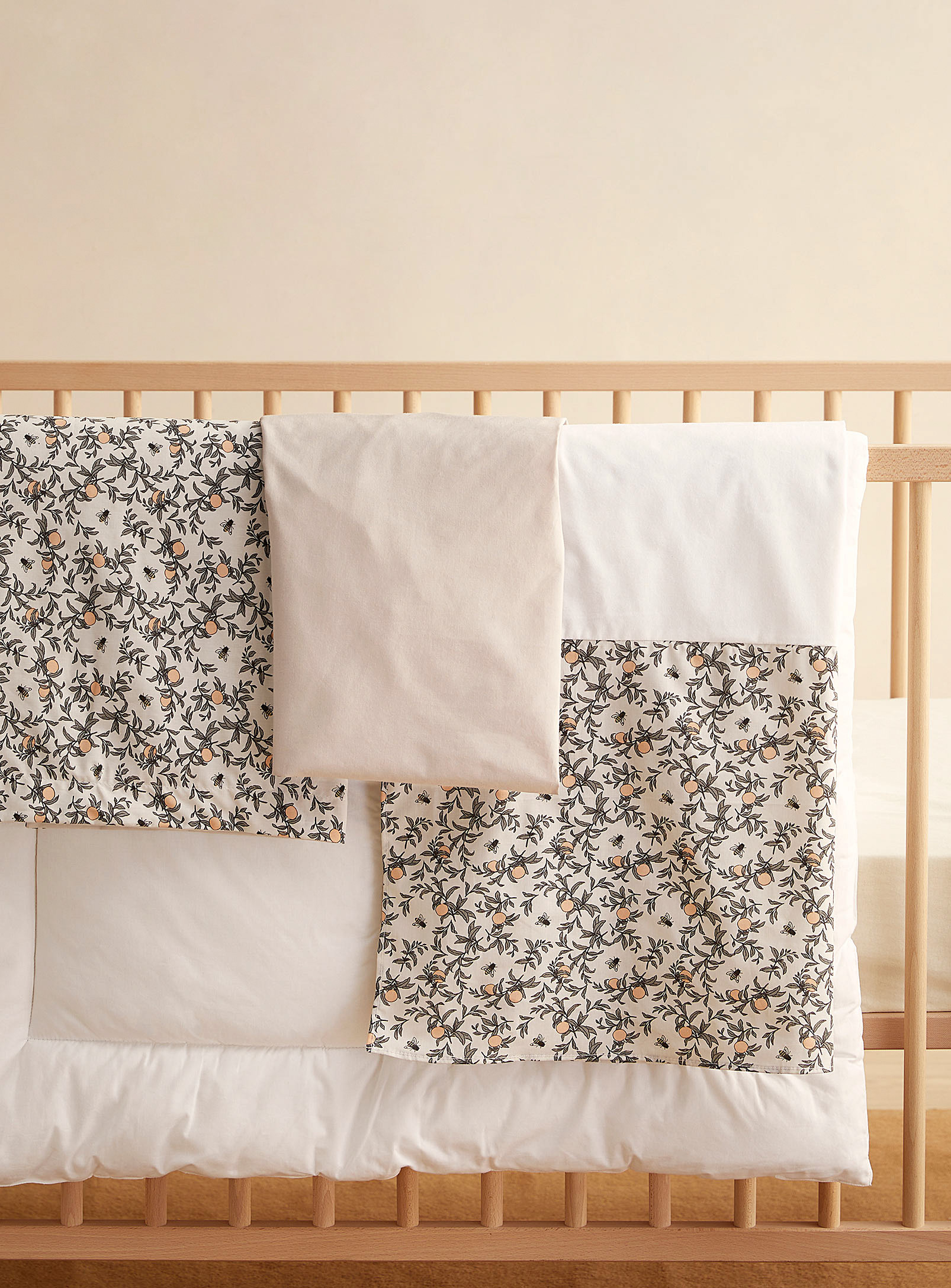 Perlimpinpin - L'ensemble de lit pour bébé petites abeilles Couette, housse de couette, drap contour et jupe de lit