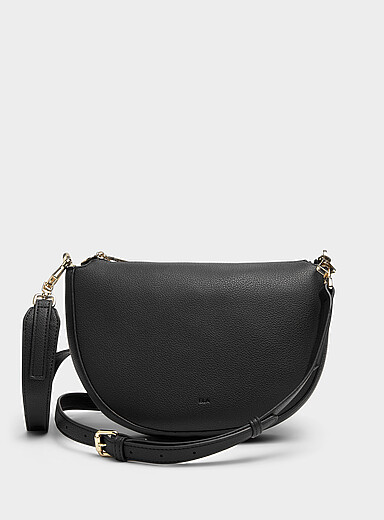 Le sac bandouli&egrave;re demi-lune textur&eacute;
