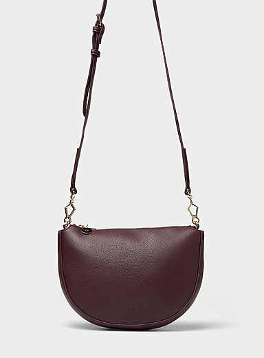 Le sac bandouli&egrave;re demi-lune textur&eacute;