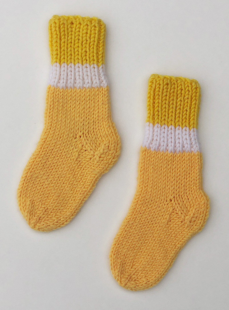 Métier doré Medium Yellow Pair of infant booties  6-12months