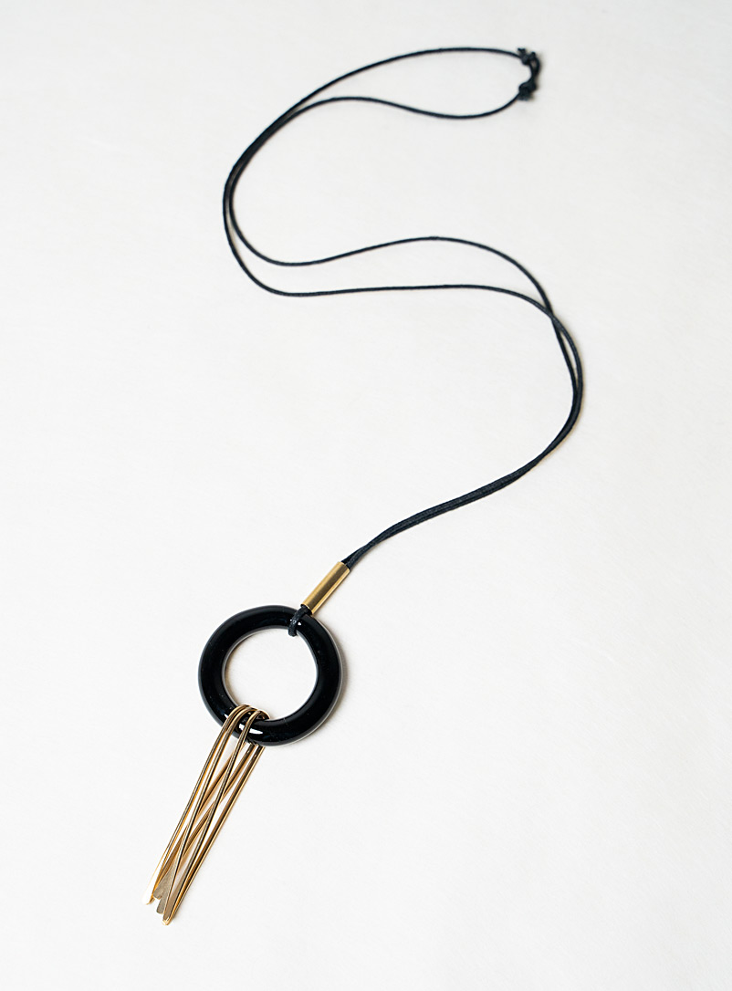 Minori Takagi: Le pendentif anneau noir Noir assorti