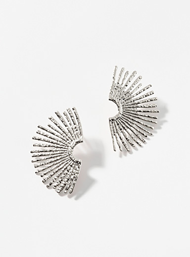 Les grandes boucles d'oreilles demi-soleil