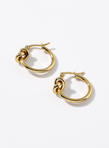 Les boucles d'oreilles anneau nou&eacute;