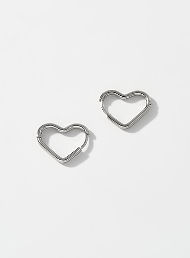 Les boucles d'oreilles silhouette coeur