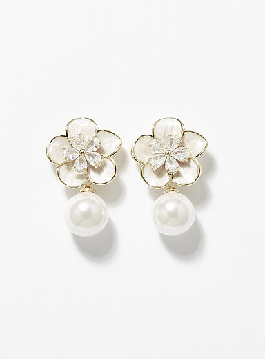 Les boucles d'oreilles fleurs romantiques