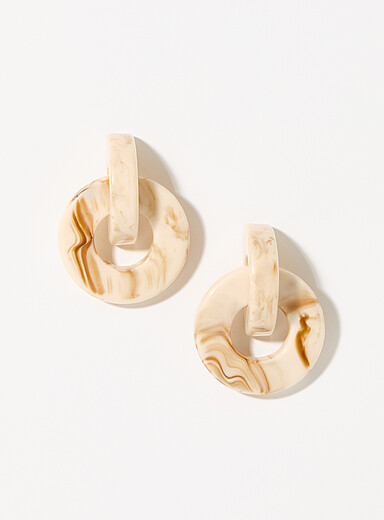 Les grandes boucles d'oreilles anneaux entrelac&eacute;s