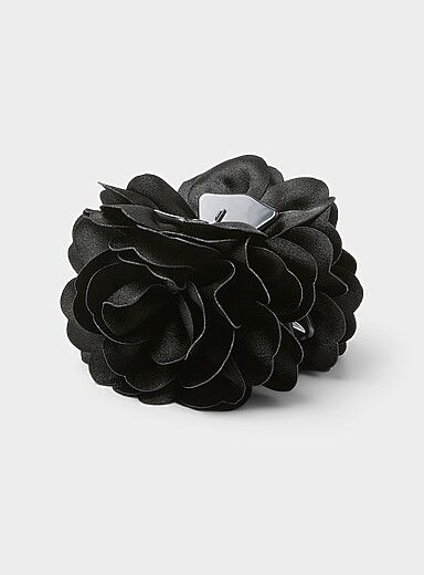 La pince fleur en tissu satin&eacute;