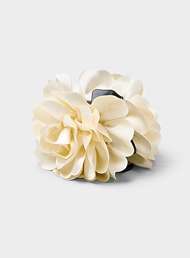 La pince fleur en tissu satin&eacute;