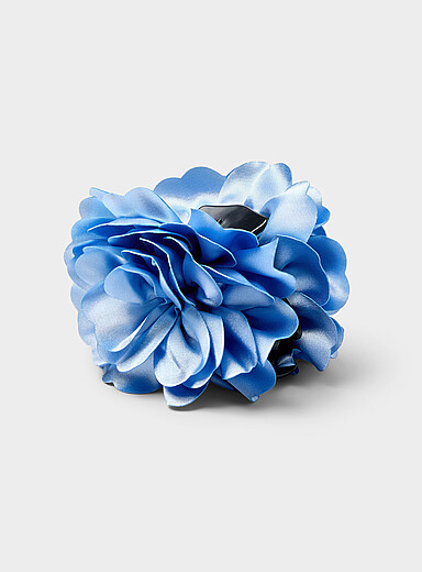 La pince fleur en tissu satin&eacute;