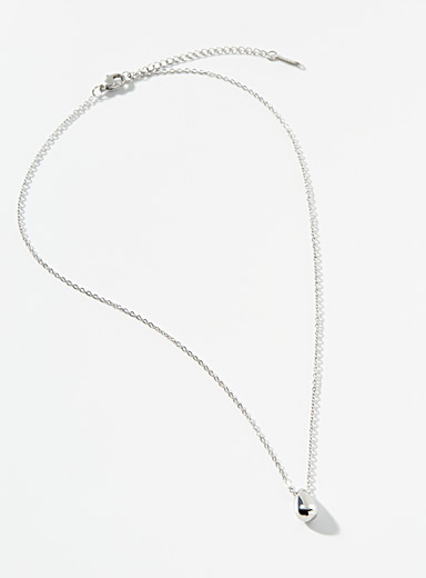 Delicate droplet chain