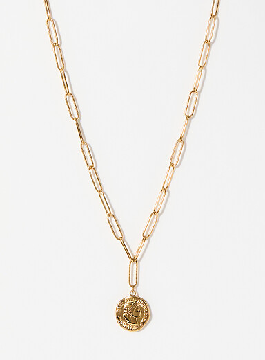 Le collier cha&icirc;ne maillons ovales et m&eacute;daillon textur&eacute;