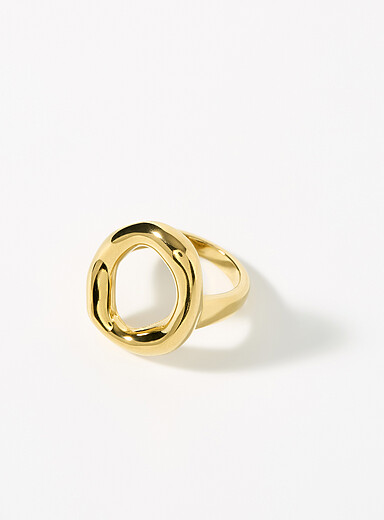 La bague massive ajour&eacute;e