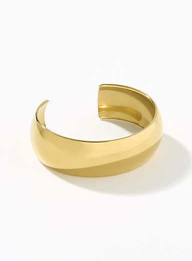 Le large bracelet jonc ouvert dor&eacute;