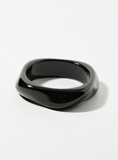 Le bracelet jonc asym&eacute;trique
