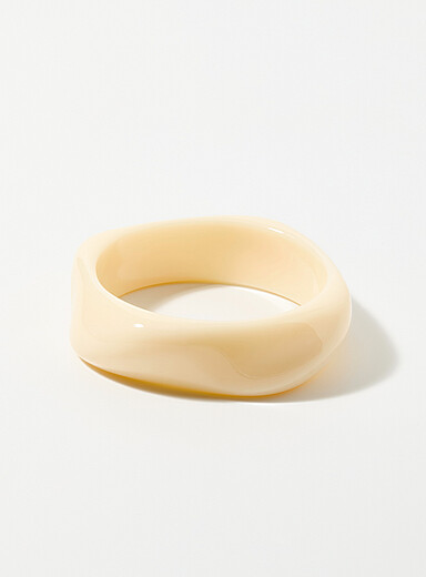 Le bracelet jonc asym&eacute;trique