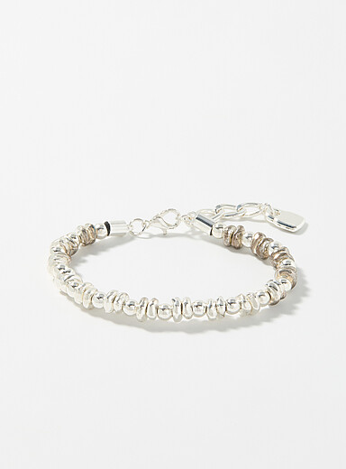 Le bracelet argent&eacute; billes et disques ondul&eacute;s