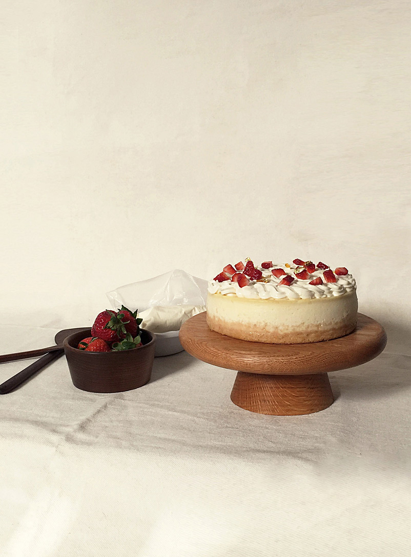 Haeven Studio: L'assiette à gâteau sur pied en chêne Assorti