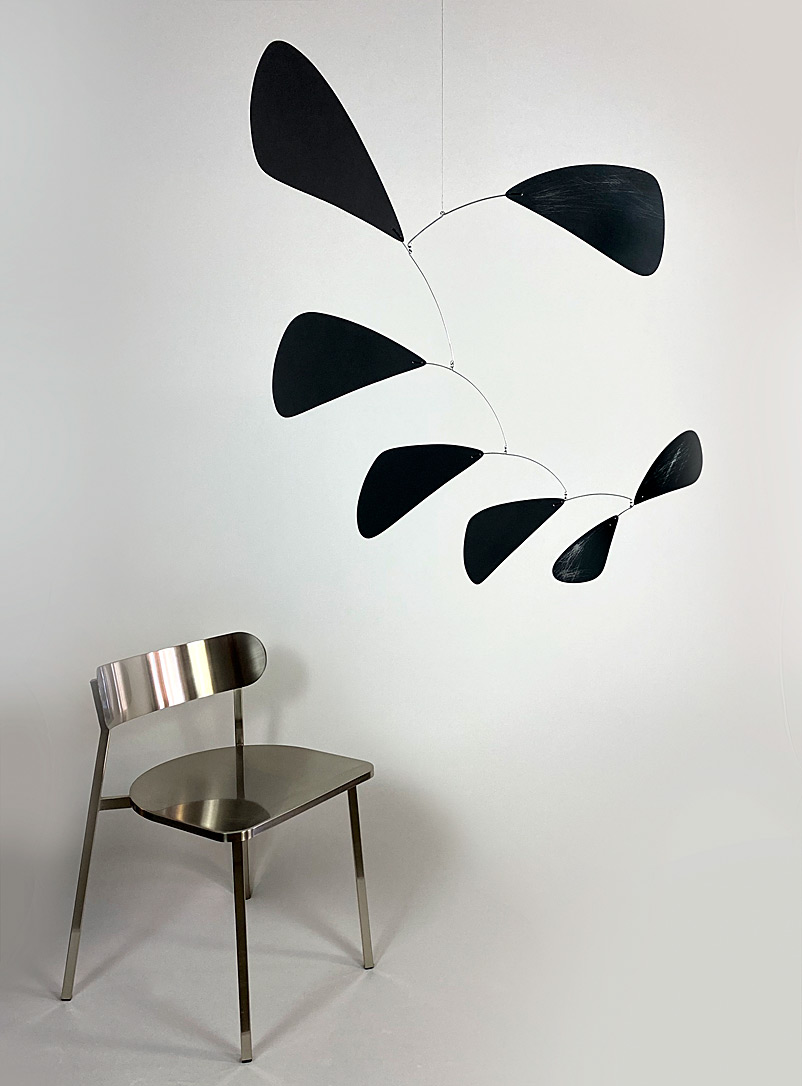 Umbra & Lux: Le mobile Hommage à Calder Noir