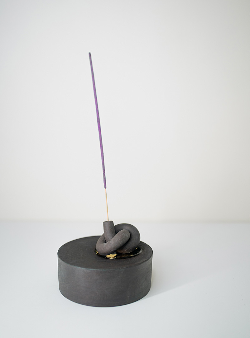 Queenie.X.ceramics Black Clay knot incense holder