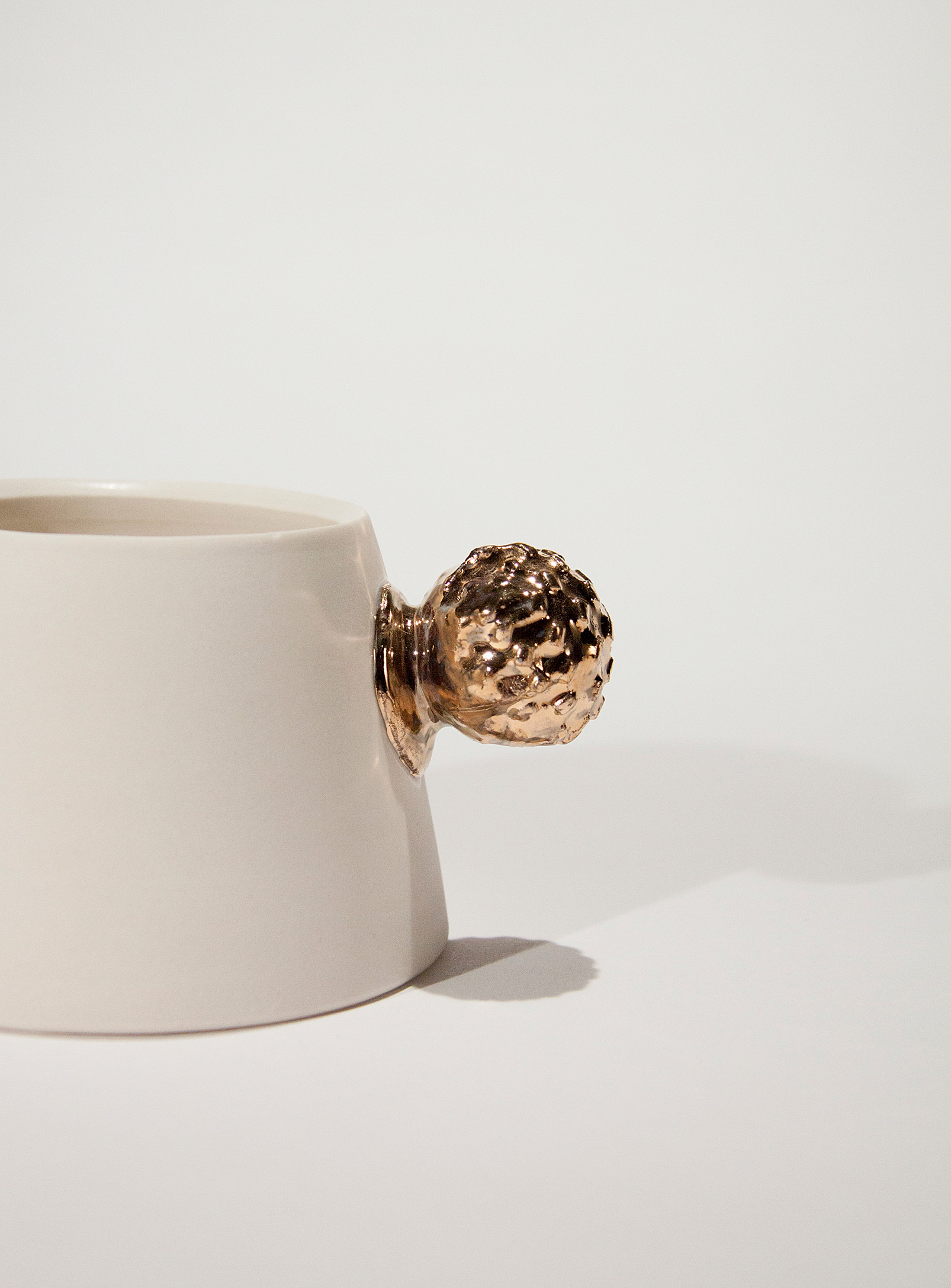 Queenie.x.ceramics Gold Nugget Mountain Mug In White