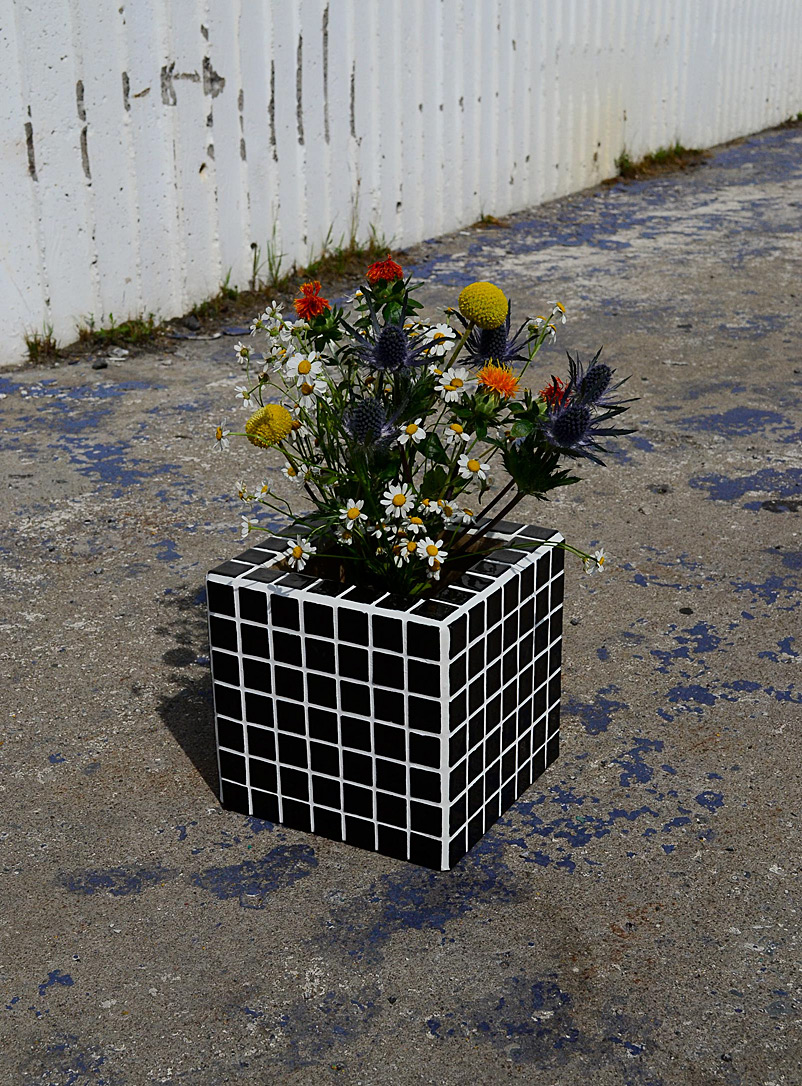 Pied Carré Black Retro tiled planter