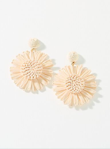 Les boucles d'oreilles grandes fleurs raphia