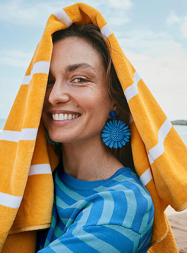 Les boucles d'oreilles grandes fleurs raphia