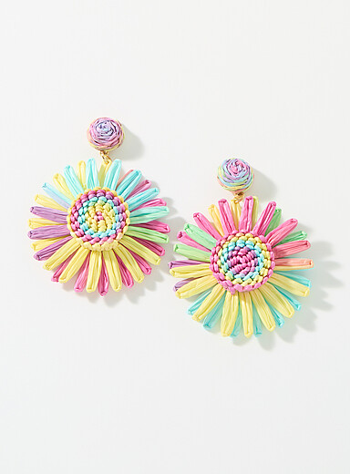 Les boucles d'oreilles grandes fleurs raphia