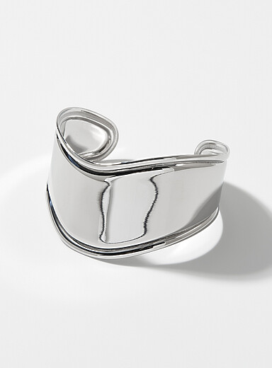 Le bracelet manchette ondul&eacute; argent