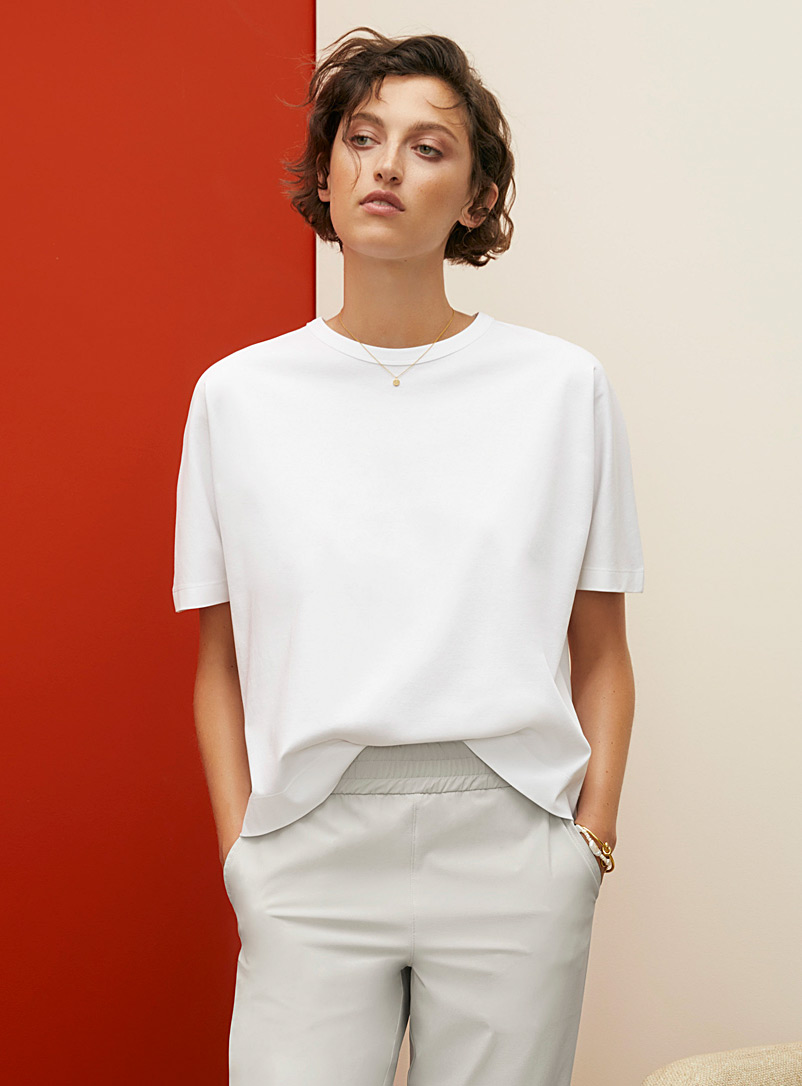 Contemporaine: Le t-shirt carré coton soyeux Blanc pour femme