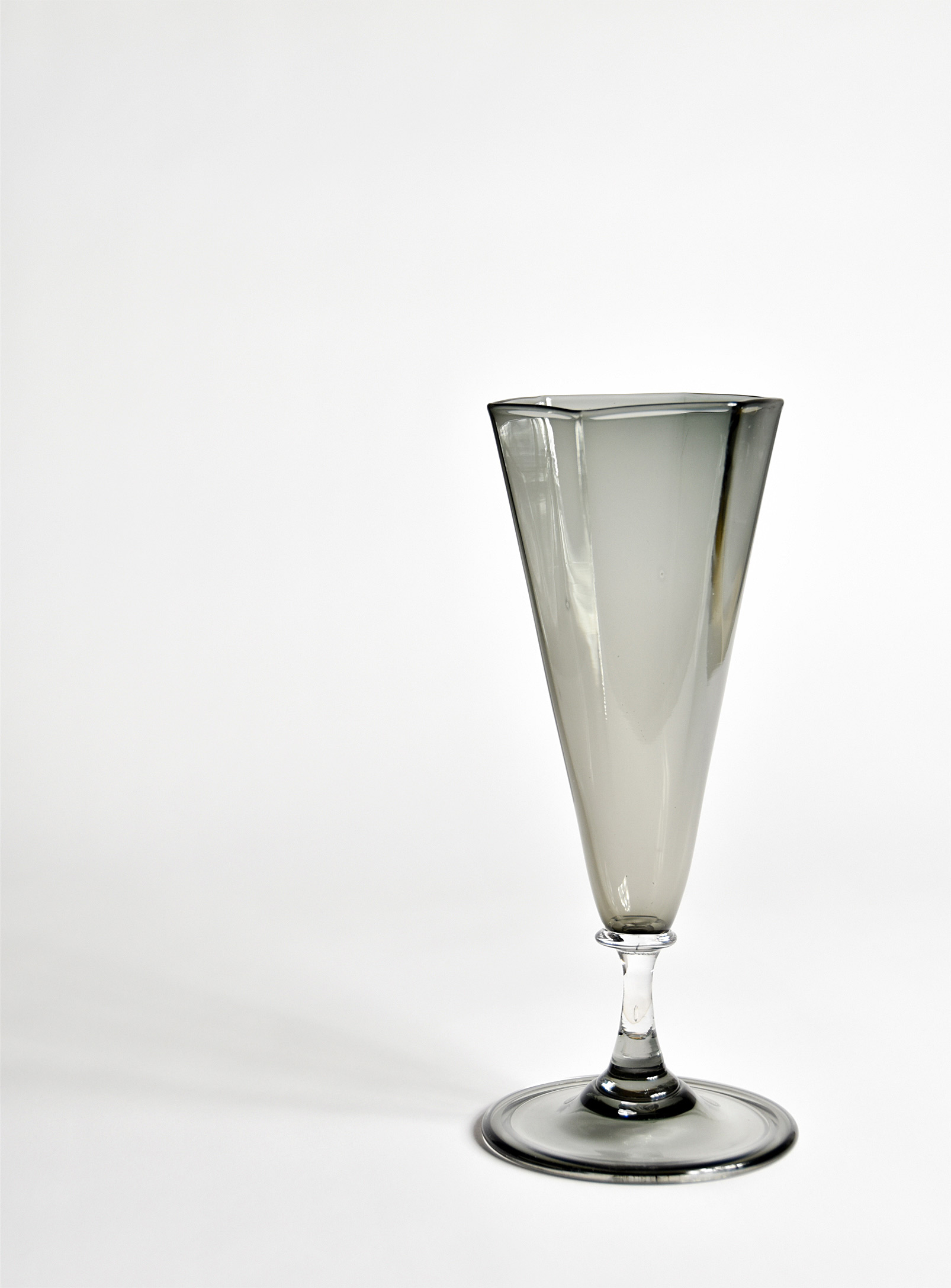 Charlie Larouche Verre Faceted Champagne Glass In Dark Grey