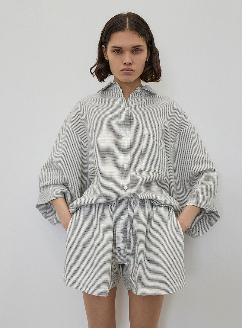 Deiji Studios: L'ensemble pyjama court fines rayures pur lin Gris à motifs pour femme