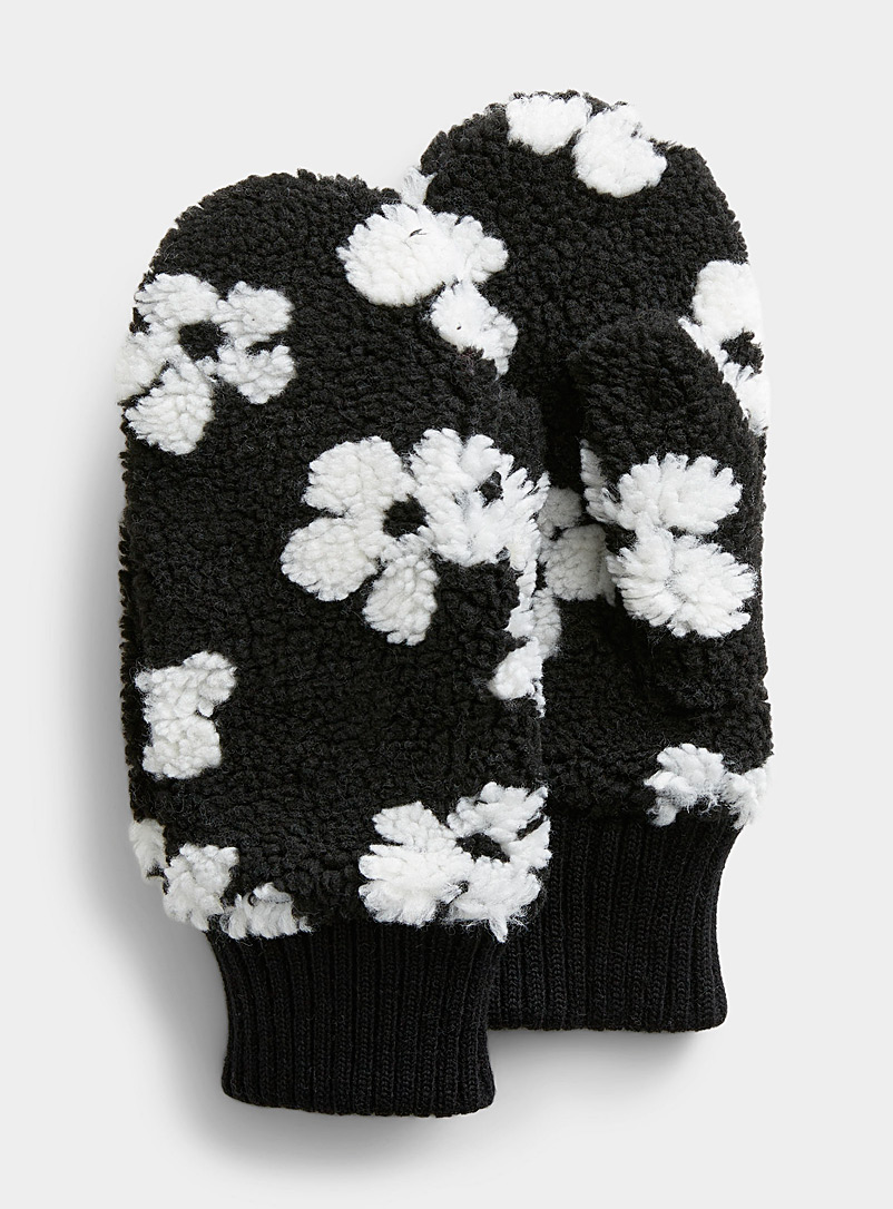 Simons Patterned Black Daisy sherpa mittens for women