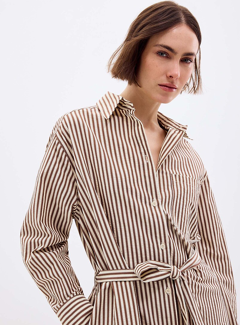 Grace & Mila: La robe chemise seersucker &agrave; rayures Brun &agrave; motifs pour femme