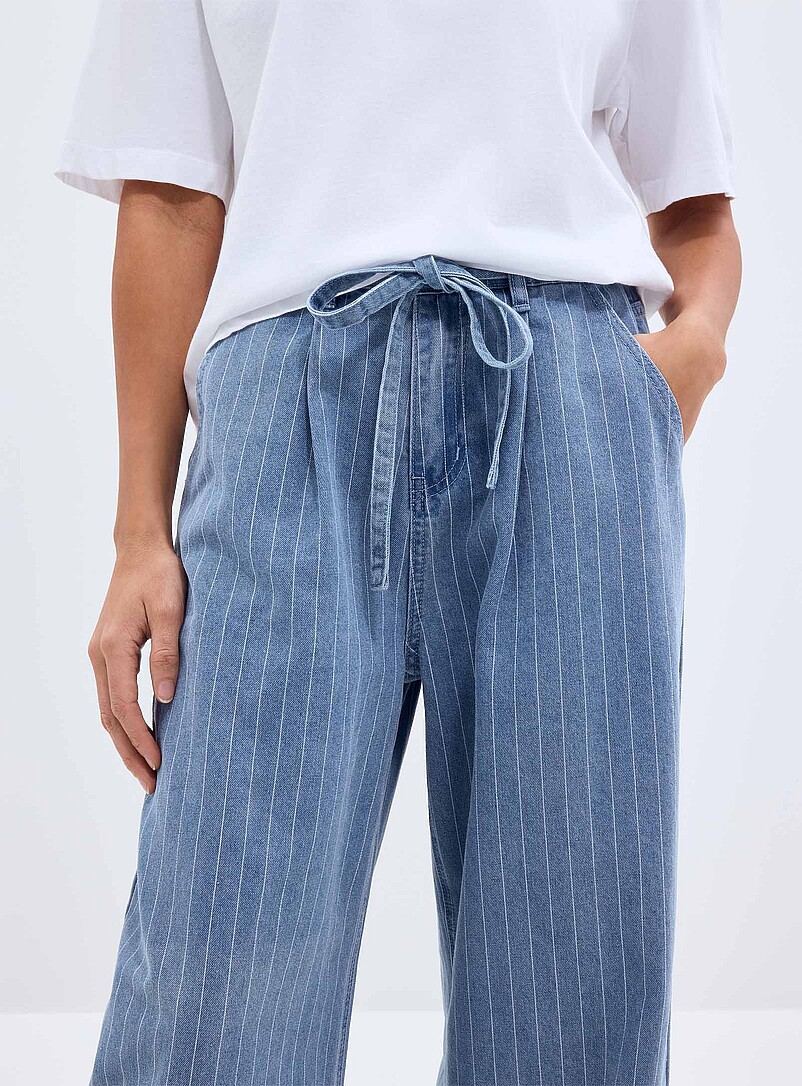 Grace & Mila: Le jean &agrave; plis fines rayures Pompon <b>Coupe : jambe large, taille tr&egrave;s haute</b> Bleu pour femme