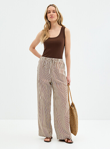Le pantalon seersucker &agrave; rayures <b>Coupe : jambe large, taille haute</b>